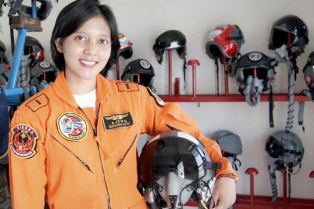 Letda Pnb Ajeng Tresna Dwi Wijayanti penerbang tempur perempuan pertama di TNI Angkatan Udara. (ANTARA/HO-Dok Dispenau)


