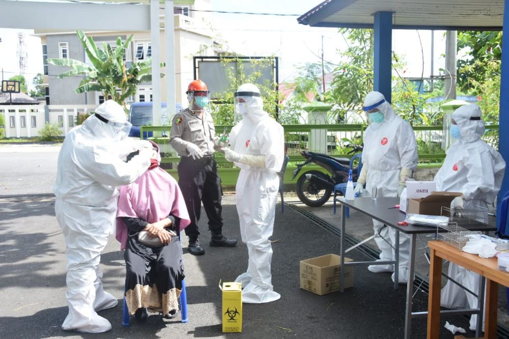 Tim Gugus Tugas Covid-19 Provinsi Kalsel ketika melakukan swab test kepada warga yang dinyatakan reaktif rapid test.