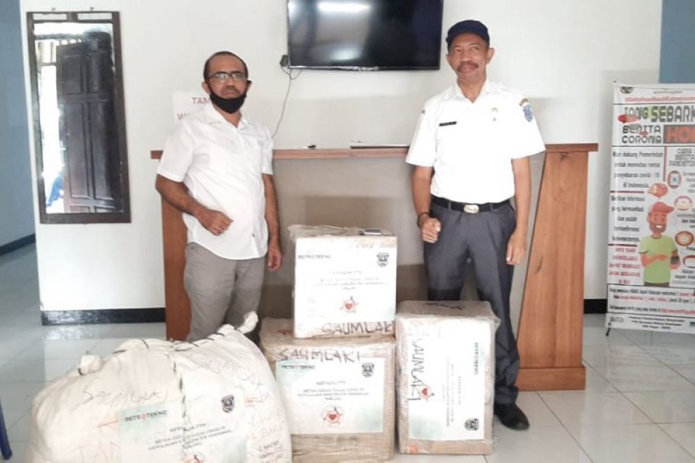 Petrotekno Technical School memberikan bantuan APD, masker kepada Gugus Tugas COVID-19 Kabupaten Kepulauan Tanimbar, Rabu (20/5/2020). (ANTARA/Simon Lolonlun)