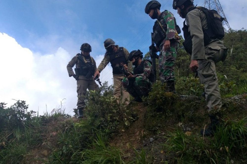 Tim gabungan TNI-Kepolisian Indonesia saat melihat lokasi di mana jenazah Sakeus ditemukan, di sekitar mil 62 Tembagapura. ANTARA/HO/Humas Polda Papua