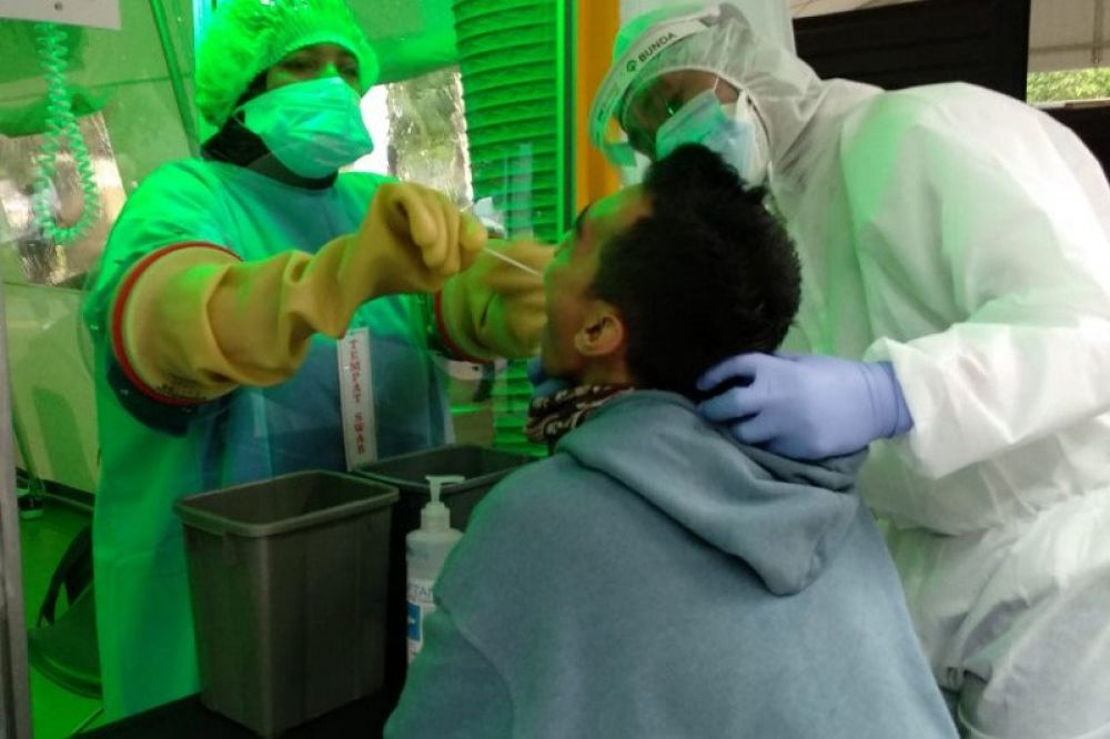 Peserta melakukan tes tes swab COVID-19 yang diselenggarakan oleh Bank Negara Indonesia (Persero) Tbk. (ANTARA/HO-BNI).
