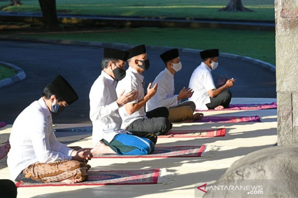 Presiden Joko Widodo bersama dengan Ibu Negara Iriana Joko Widodo menunaikan shalat Idulfitri 1441 Hijriah di halaman depan wisma Bayurini kompleks Istana Kepresidenan Bogor, pada Minggu (24/5) pagi. (Muchlis Jr - Biro Pers Sekretariat Presiden)