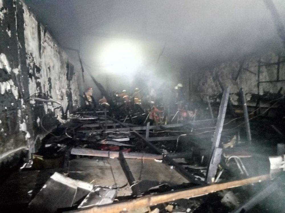 Luluh lantak RM Ayam Geprek Miroso usai dilalap api. Ist