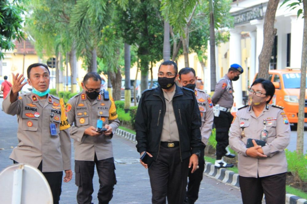 Brigjen Sandi Nugroho memperkenalkan suasana Mapolrestabes Surabaya kepada Kombes Pol Jhonny Edison Isir.