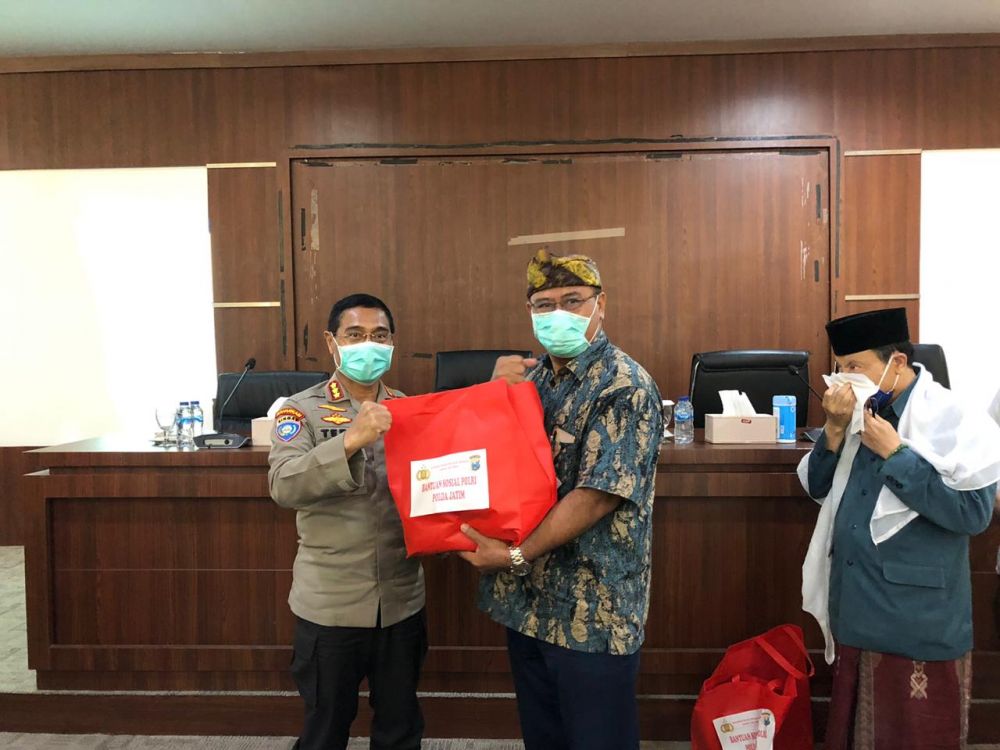 Polda Jatim Salurkan Sembako Warga Terdampak Covid-19