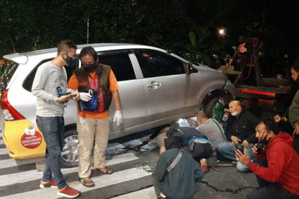 Petugas Kepolisian melakukan pengecekan tempat kejadian perkara kecelakaan lalu lintas yang menewaskan seorang pengendara motor dan dan seorang penumpang di Jalan Ahmad Yani, Pulogadung, Jakarta Timur, Sabtu (30/5/2020). (ANTARA/HO-Polsek Matraman).