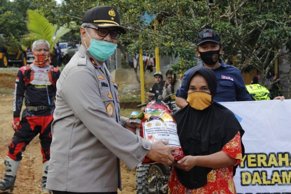 Polda Kalsel Salurkan Sembako ke Warga Terdampak Covid-19