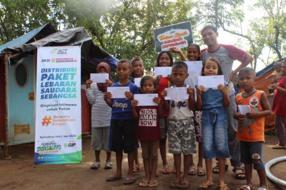 ACT Maluku membagikan santunan untuk anak yatim di pengungsian korban gempa di Desa Liang, Salahutu, Maluku Tengah, Sabtu (31/5) (ANTARA/Humas ACT Maluku)
