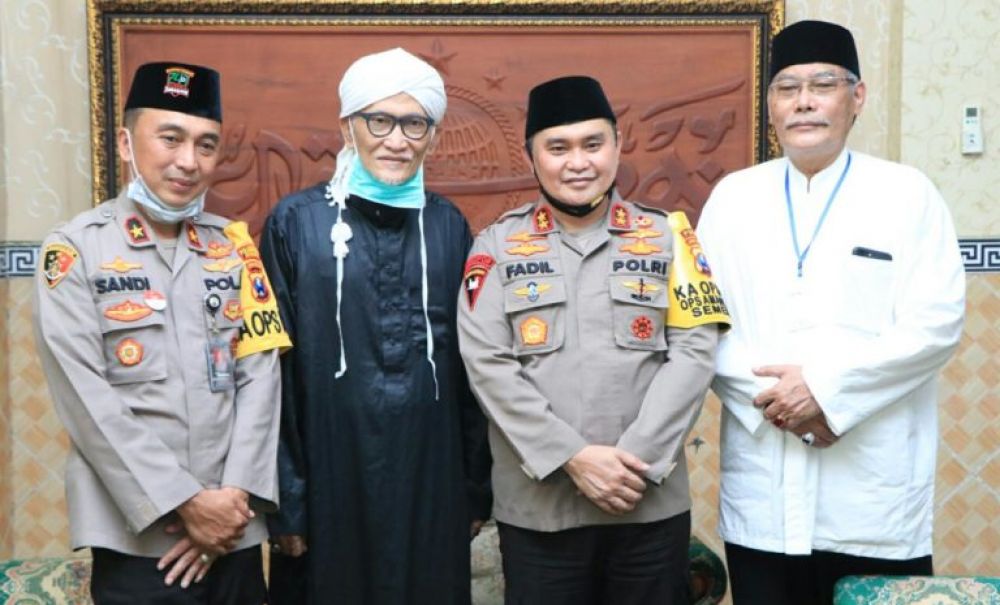 Kapolda Jatim ketika bersilaturahmi dengan KH. Miftachul Akhyar Pengasuh Ponpes Miftachus Sunnah Surabaya.