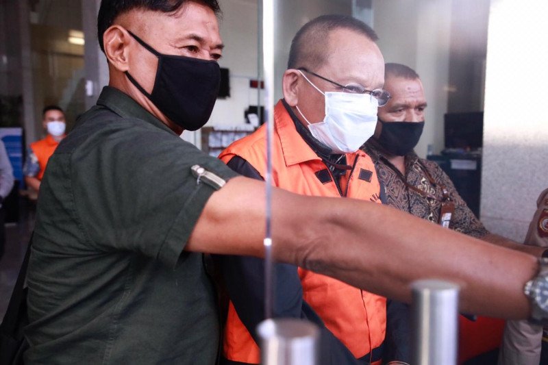 Mantan Sekretaris Mahkamah Agung Nurhadi (rompi jingga). (KPK). ANT

