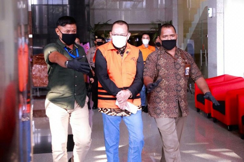Mantan Sekretaris Mahkamah Agung Nurhadi (rompi jingga). (KPK)