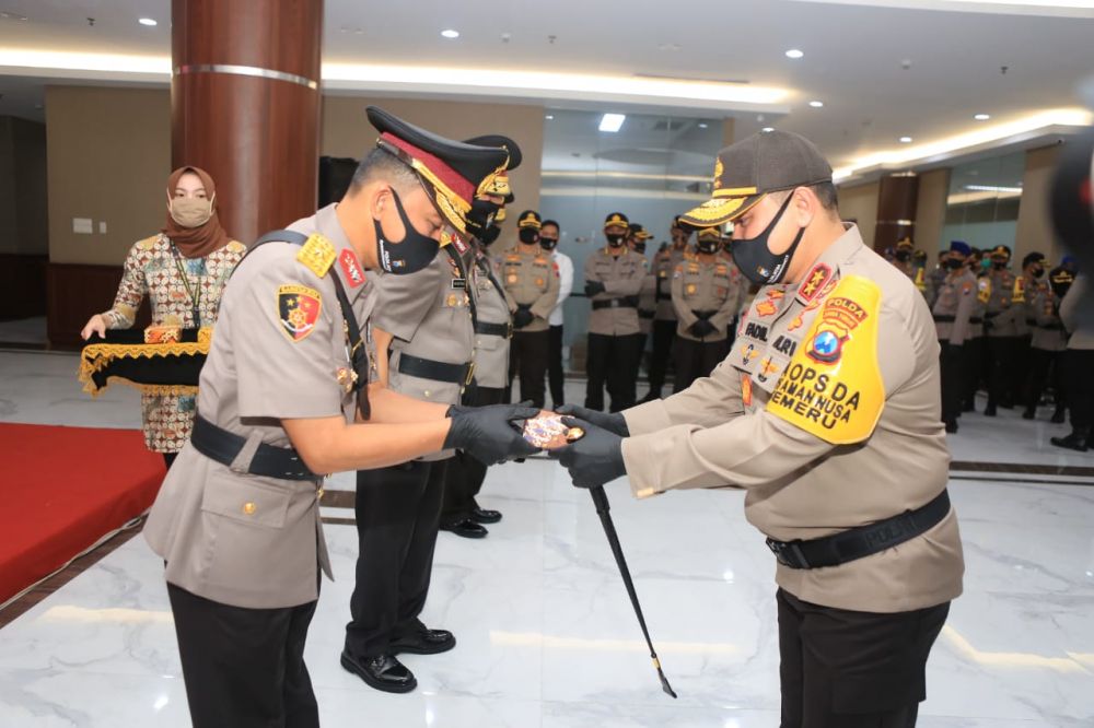 Kapolda Jatim ketika memimpin upacara sertijab Wakapolda, Irwasda, dan Kapolrestabes Surabaya.
