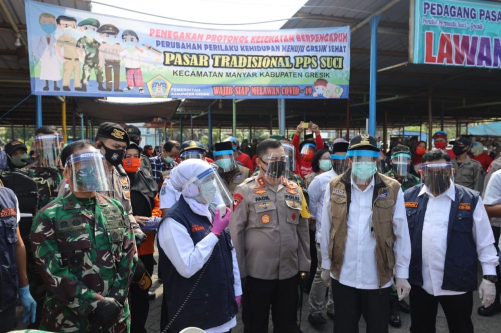 Forkopimda Jatim ketika meninjau penerapan protokol kesehatan di sejumlah wilayah di Kabupaten Gresik.