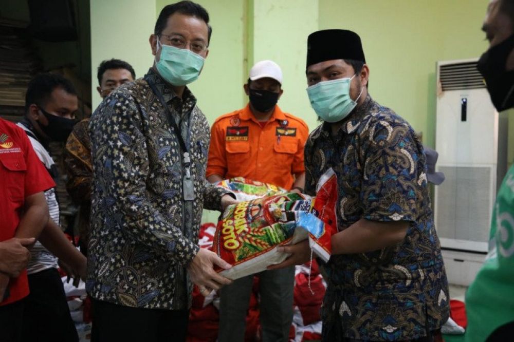 Menteri Sosial Juliari P Batubara (kiri) di Jakarta, Sabtu (5/6/2020) bermitra dengan ormas untuk salurkan bantuan sosial (Kementerian Sosial).

