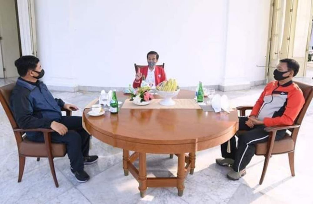 Presiden Joko Widodo ketika berbincang dengan Kapolri dan Panglima TNI di Istana Kepresidenan Bogor, Minggu (7/6).
