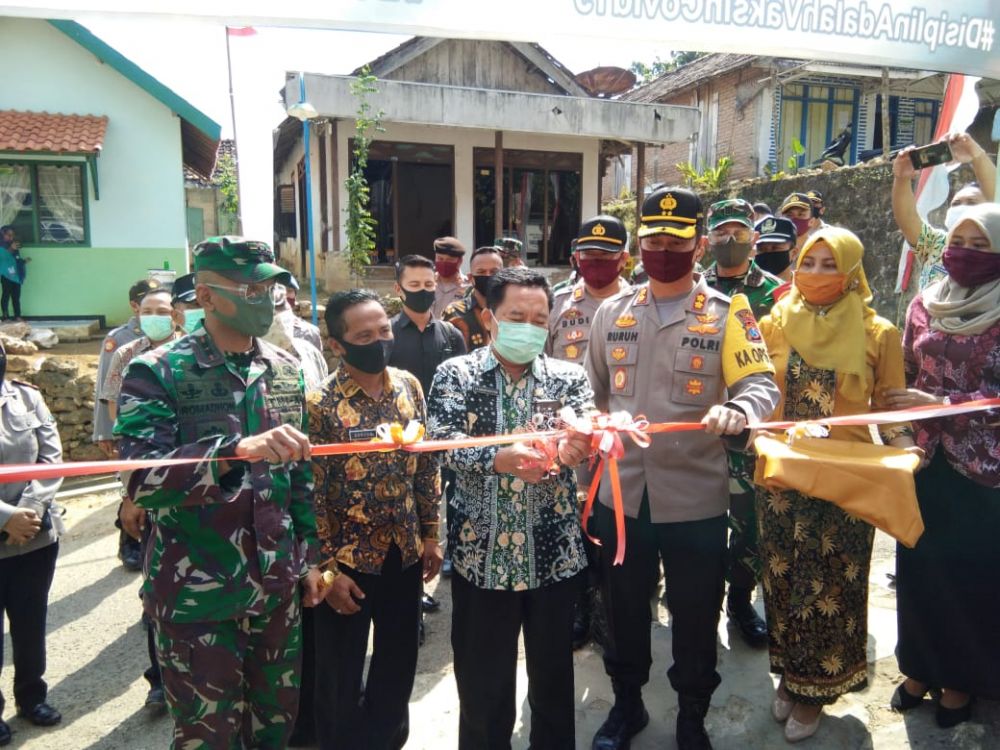 Kapolres Tuban bersama Forkopimda meresmikan Kampung Tangguh di Dusun Krajan, Deda Jlodro, Kecamatan Kanduruan, Kabupaten Tuban, Kamis (11/6).