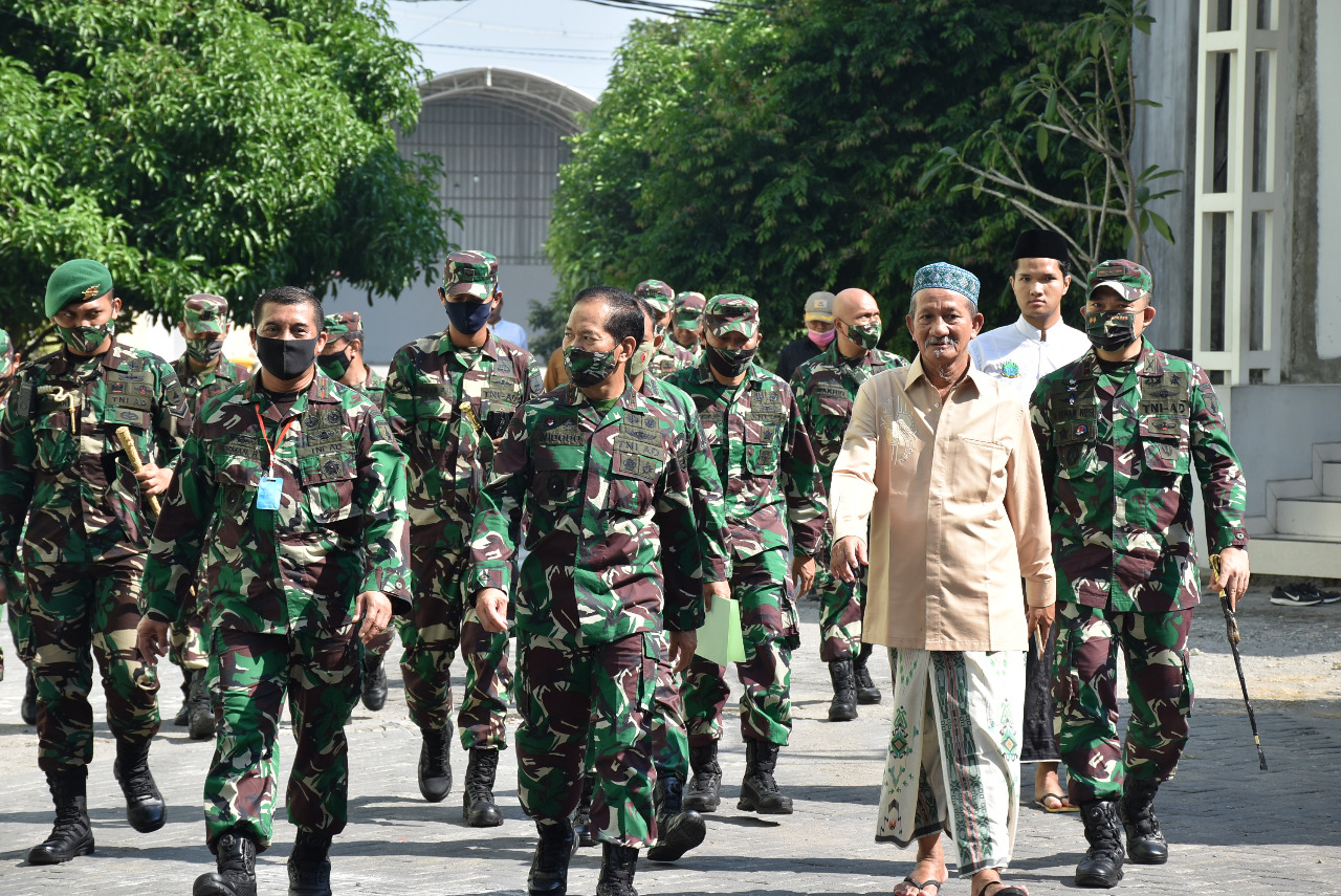 Pangdam V Brawijaya bersama Jajaran ketika mengunjungi Ponpes Bumi Sholawat di Sidoarjo.