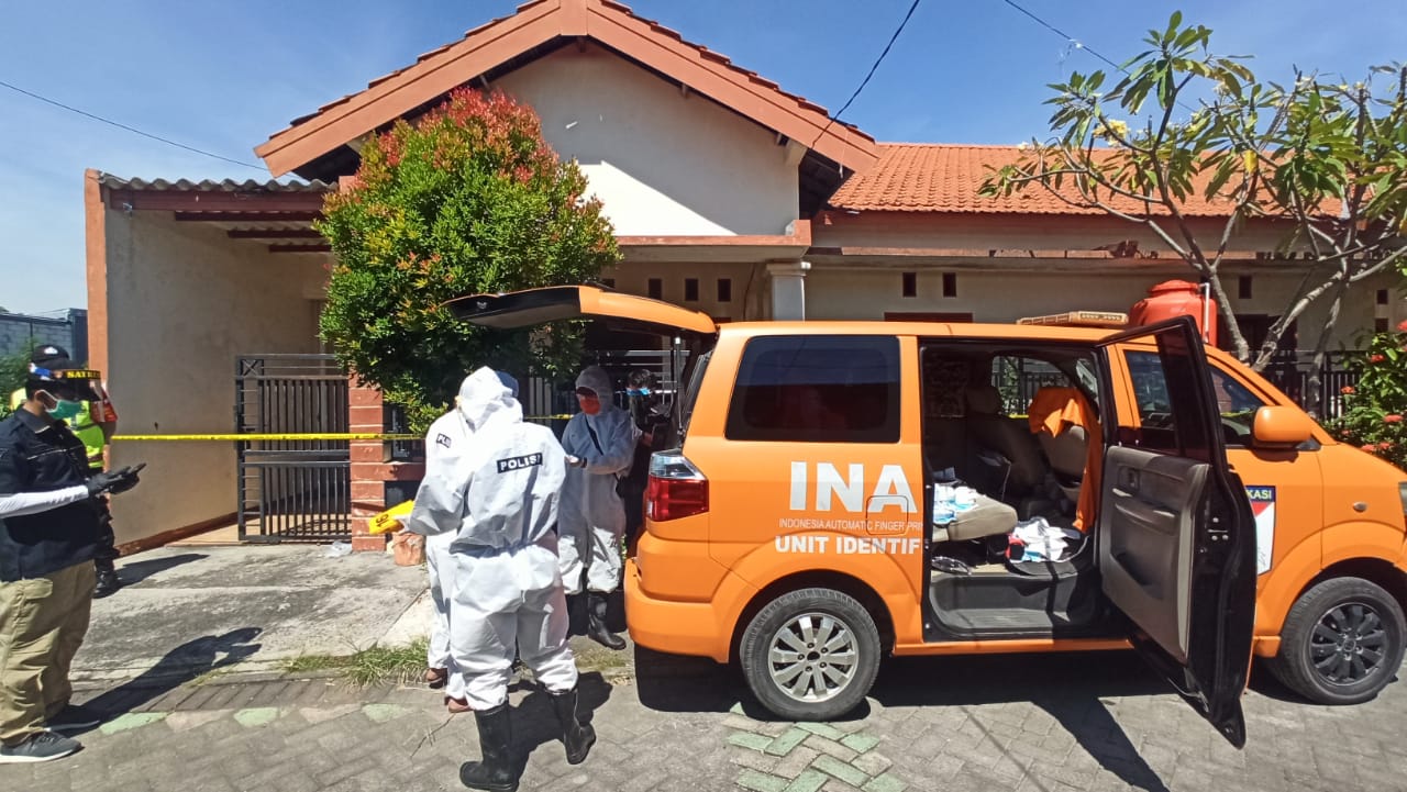 Tim Inafis Polrestabes Surabaya ketika mendatangi lokasi kejadian ditemukanya mayat wanita dalam kardus di Jalan Lidah Kulon, Surabaya, Rabu (17/6/2020). Foto (HMP/Jemi)