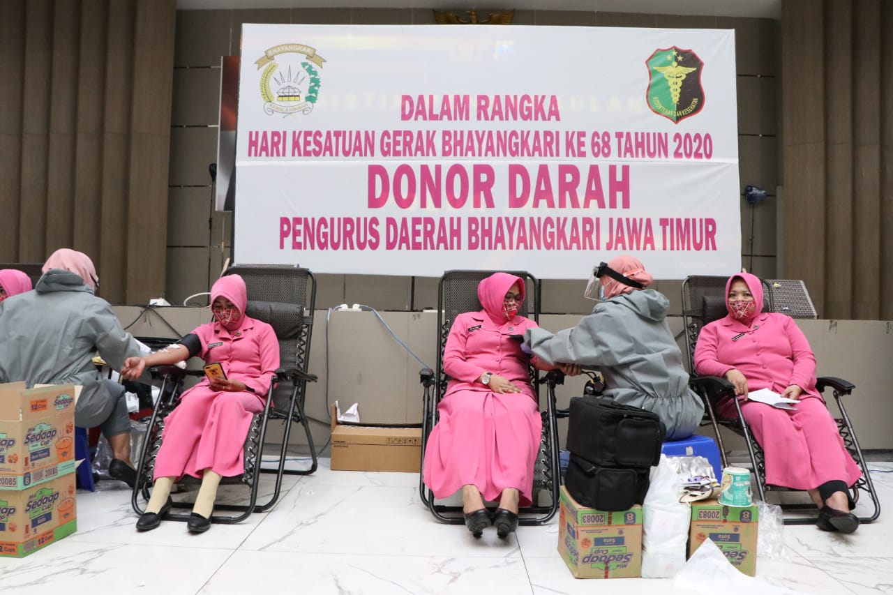 Bhayangkari Daerah Jatim ketika mengikuti bakti kesehatan donor darah, di Mapolda Jatim, Rabu (17/6/2020).