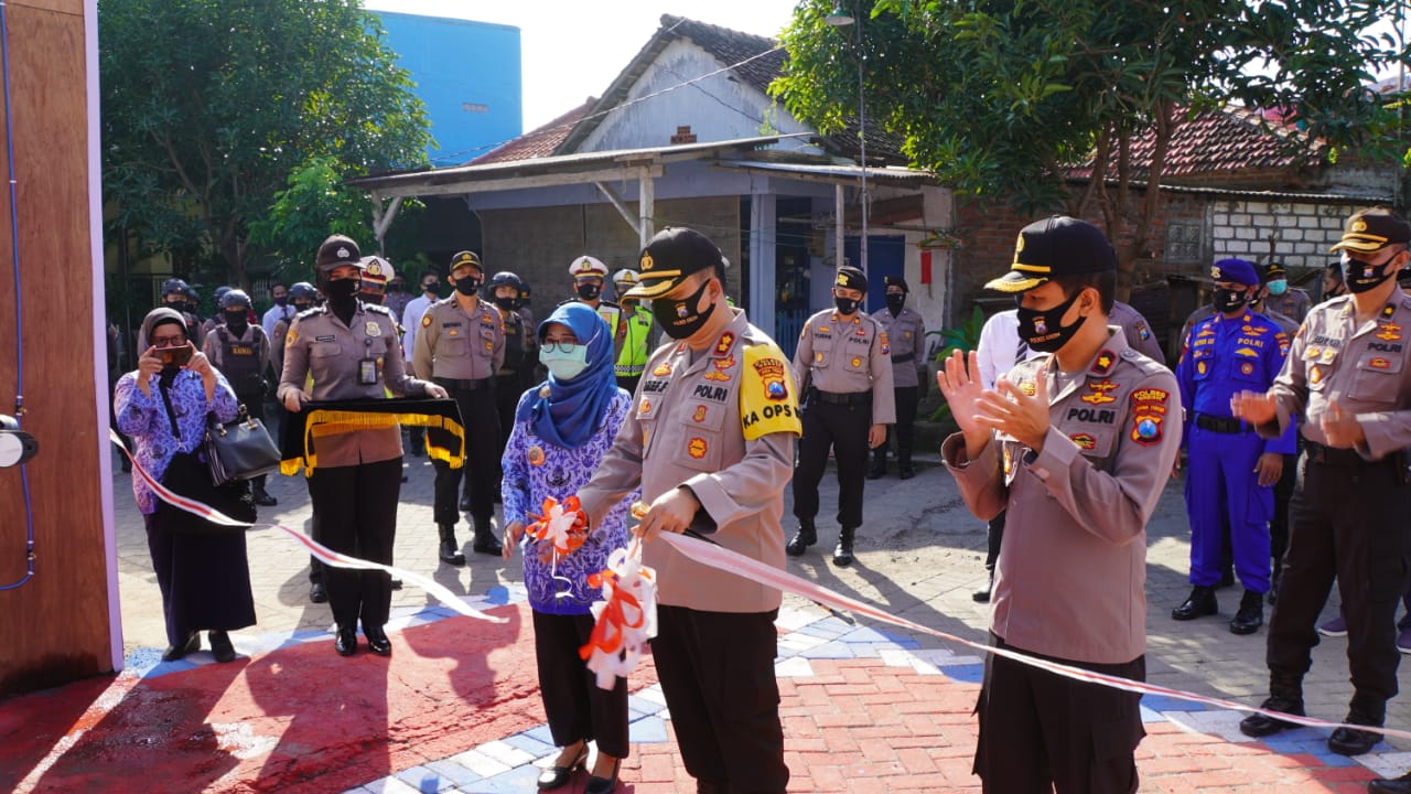 Kapolres Gresik ketika melaunching Kampung Tangguh Semeru Aspol Randuagung, Rabu (17/6/2020).