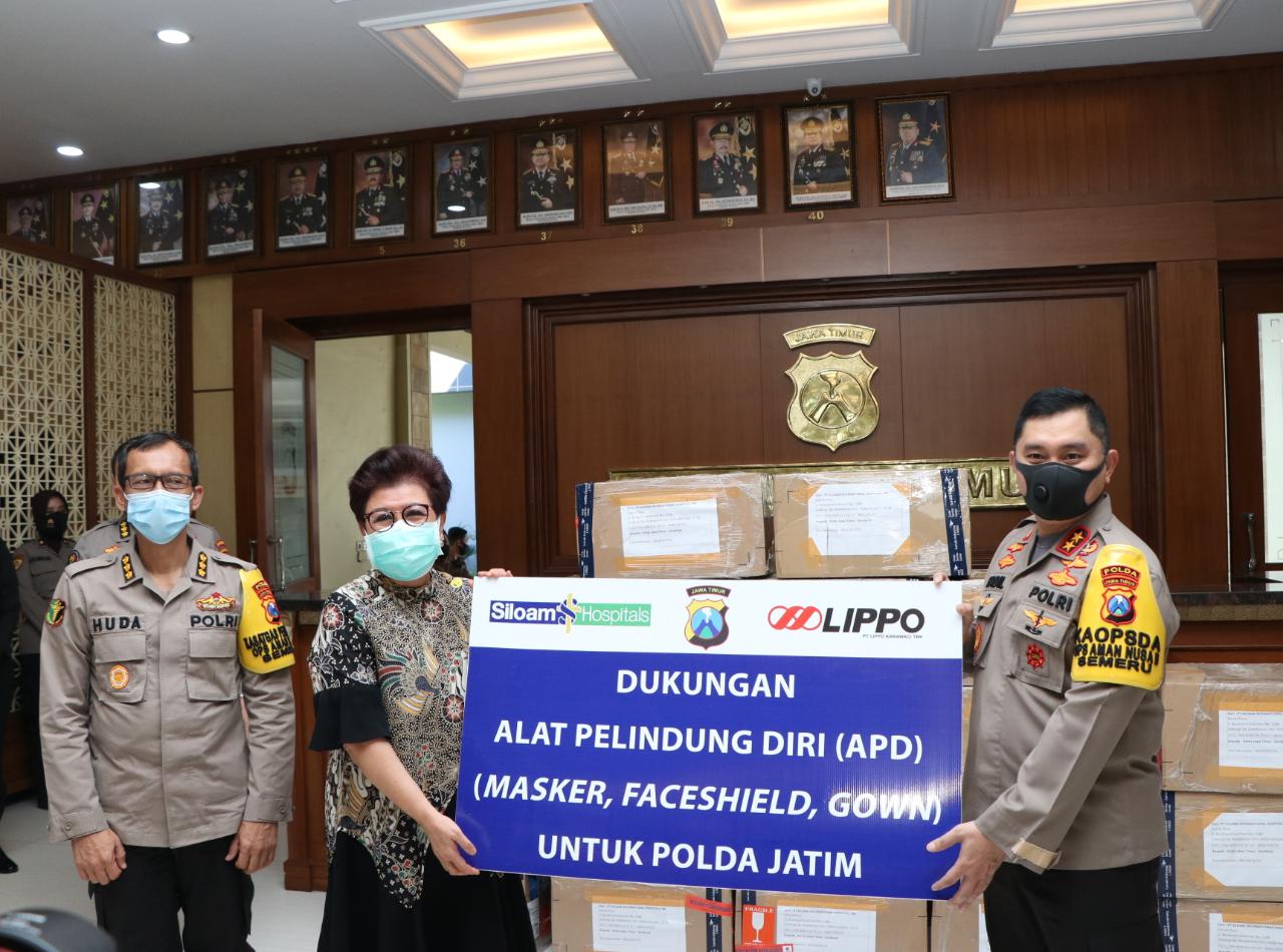 Kapolda Jatim ketika menerima secara simbolis bantuan APD dari PT Lippo Karawaci Tbk, melalui Siloam Hospitals Surabaya, Kamis (18/6/2020).