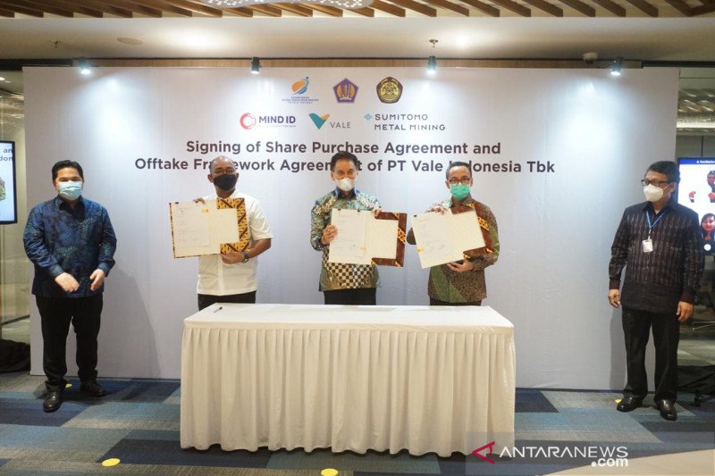  Menteri BUMN Erick Thohir (kiri) menghadiri penandatanganan perjanjian definitif oleh 'holding' BUMN pertambangan, MIND ID dengan Vale Canada Limited (VCL) dan Sumitomo Metal Mining Co Ltd (SMM) untuk pembelian 20 persen saham PT Vale Indonesia Tbk di Ja