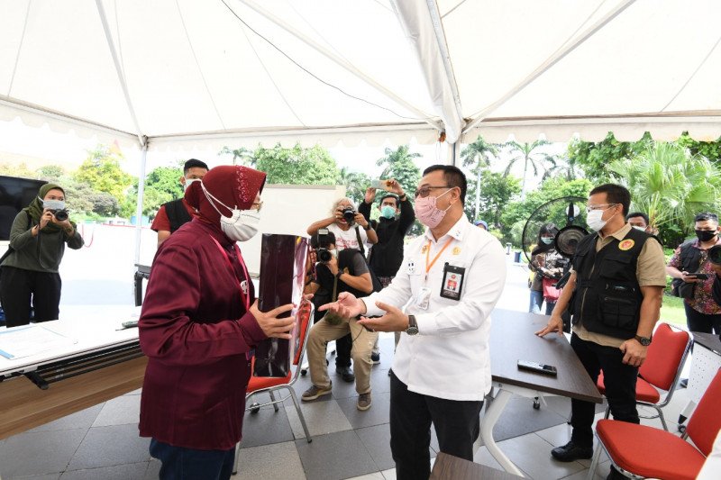Staf Khusus Kepala BIN Mayjen TNI Dr Suyanto (kanan) dan Wali Kota Surabaya Tri Rismaharini saat menutup rangkaian tes cepat massal COVID-19, di Surabaya, Sabtu (20/6/2020) (ANTARA/HO-Dok BIN)

