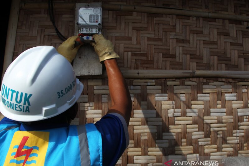 Petugas PLN mencatat meter pelanggan. ant