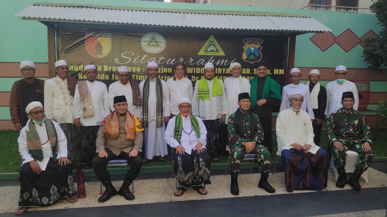 Kapolda Jatim bersama Pangdam V/Brawijaya ketika bersilaturahmi dengan Aliansi Ulama Madura, dan Aliansi Ulama Tapal Kuda, Senin (22/6/2020).