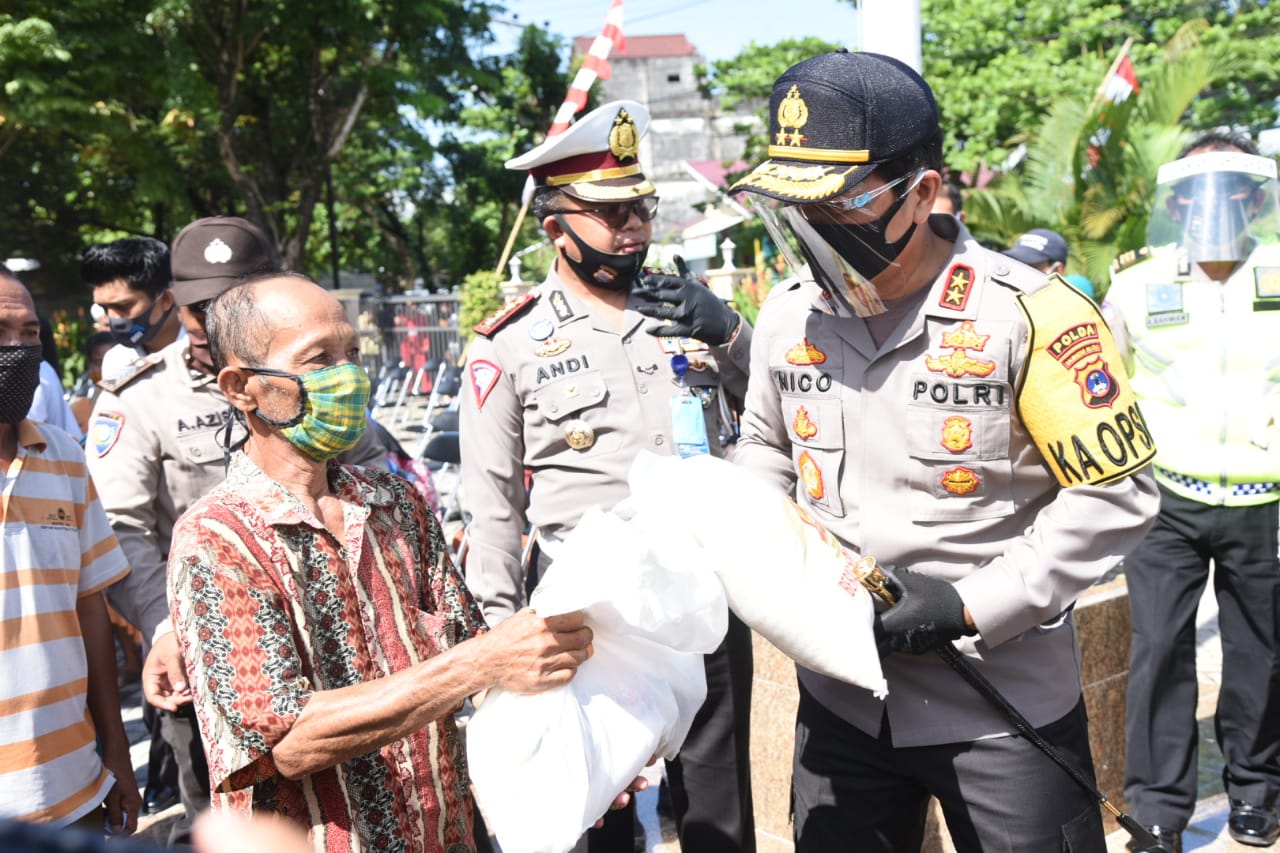 Kapolda Kalsel membagikan paket sembako kepada warga di Banjarmasin, Rabu (24/6/2020).