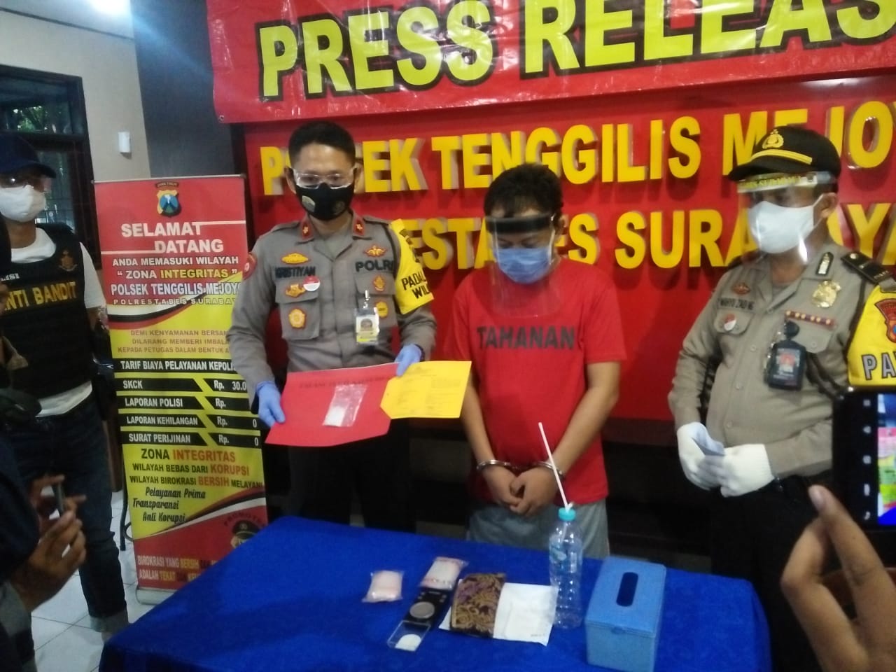 Kapolsek Tenggilis didampingi Kanit Reskrim ketika menggelar konferensi pers di Mapolsek Tenggilis Mejoyo, Rabu (24/6/2020). Foto (HMP/Tri)