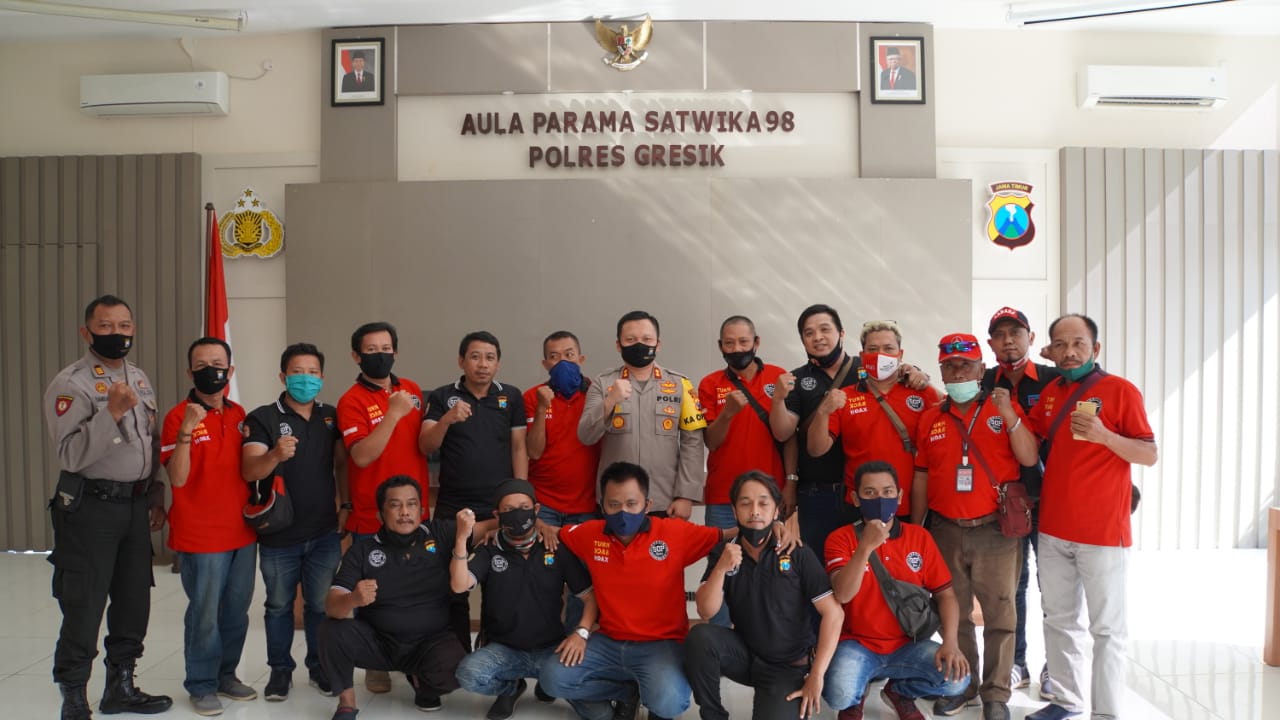 Kapolres Gresik AKBP Arief Fitrianto foto bersama dengan anggota GOP News.