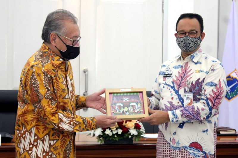 Ketua Dewan Komisioner LPS memberikan bantuan penanganan COVID-19 kepada Gubernur DKI Jakarta Anies Baswedan. (ANTARA/HO-LPS)

