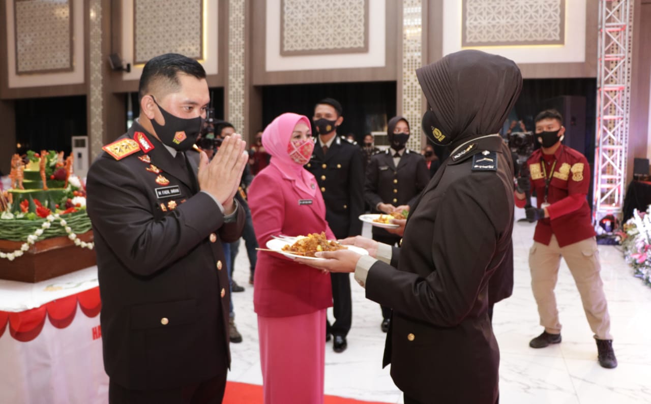 Kapolda Jatim Irjen Pol M Fadil Imran ketika merayakan HUT Bhayangkara ke-74 bersama PJU Polda Jatim, Rabu (1/7/2020).