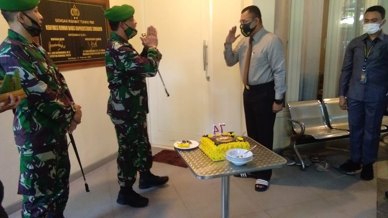 Danrem Tipe A 084/Bhaskara Jaya memberikan ucapan selamat HUT Bhayangkara kepada Kapolrestabes Surabaya, Rabu (1/7/2020).