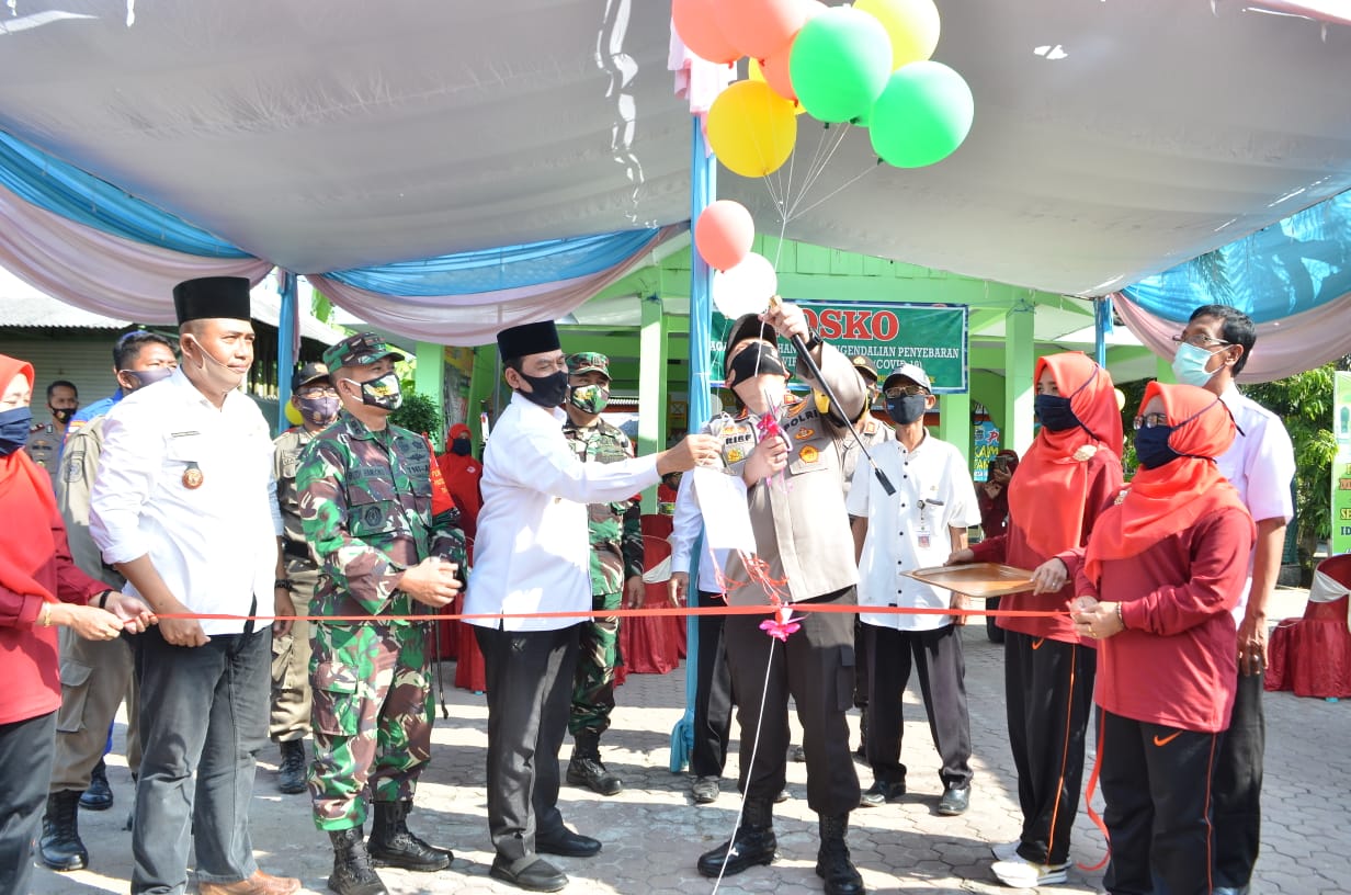 Forkopimda Gresik ketika meresmikan kampung tangguh Mojopetung, Gresik.