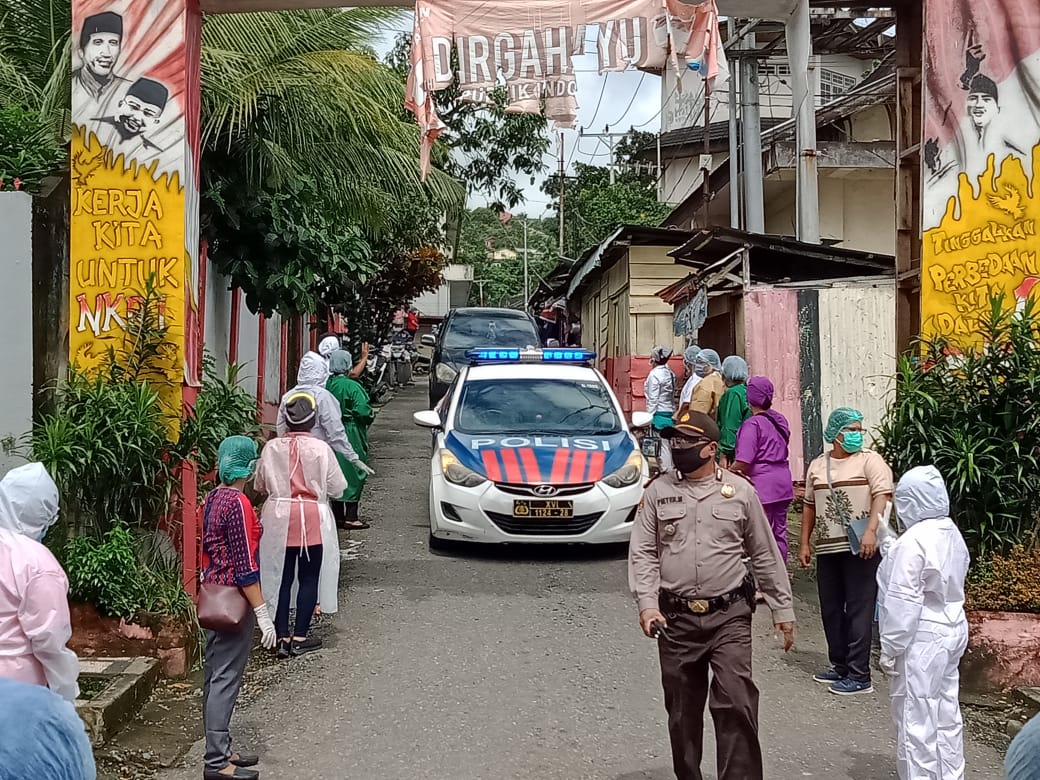  Jenazah diantar menuju TPK Covid-19 di Desa Hunuth Kecamantan Baguala Kota Ambon