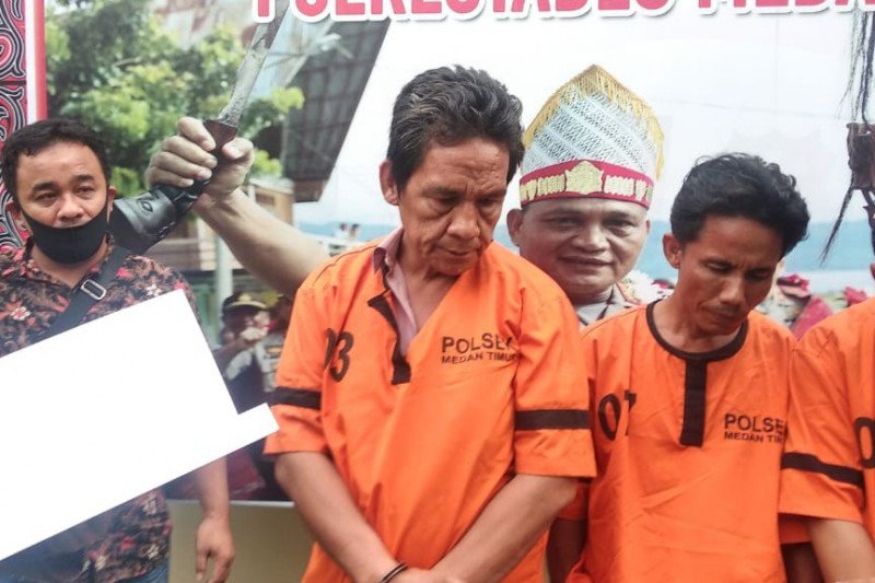 Personel Polsek Medan Timur mengamankan tiga orang pengguna narkoba, JHS, PT, dan MH (ANTARA/HO)