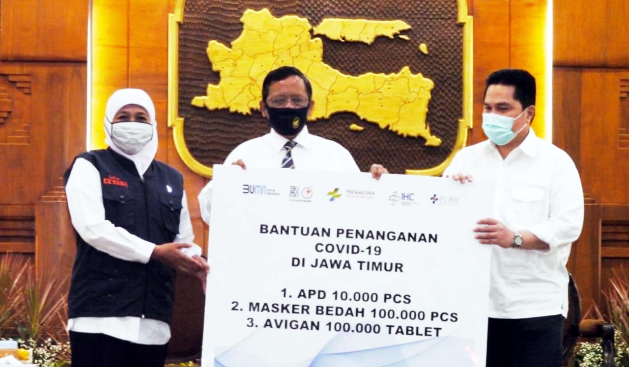 Gubernur Jatim Khofifah menerima bantuan dari Menteri Badan Usaha Milik Negara (BUMN) Erick Thohir dan Menkopolhurkam Mahfud MD menyerahkan bantuan penanganan virus corona ke Gugus Tugas Percepatan Penanganan COVID-19 Jawa Timur. HMP/OM PRASS