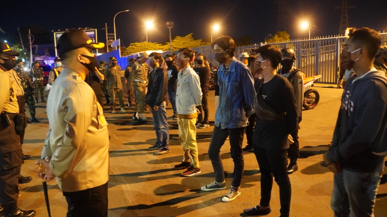 Para pelanggar protokol kesehatan ketika diamankan di Mapolres Gresik, Minggu (5/7/2020) dinihari.