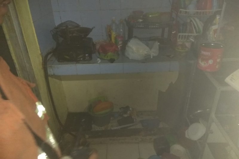 Petugas damkar memperlihatkan lokasi kejadian kebocoran gas yang melukai tiga warga di Lubang Buaya, Cipayung, Jakarta Timur, Minggu (5/6/2020). (ANTARA/HO-Damkar Jaktim).

