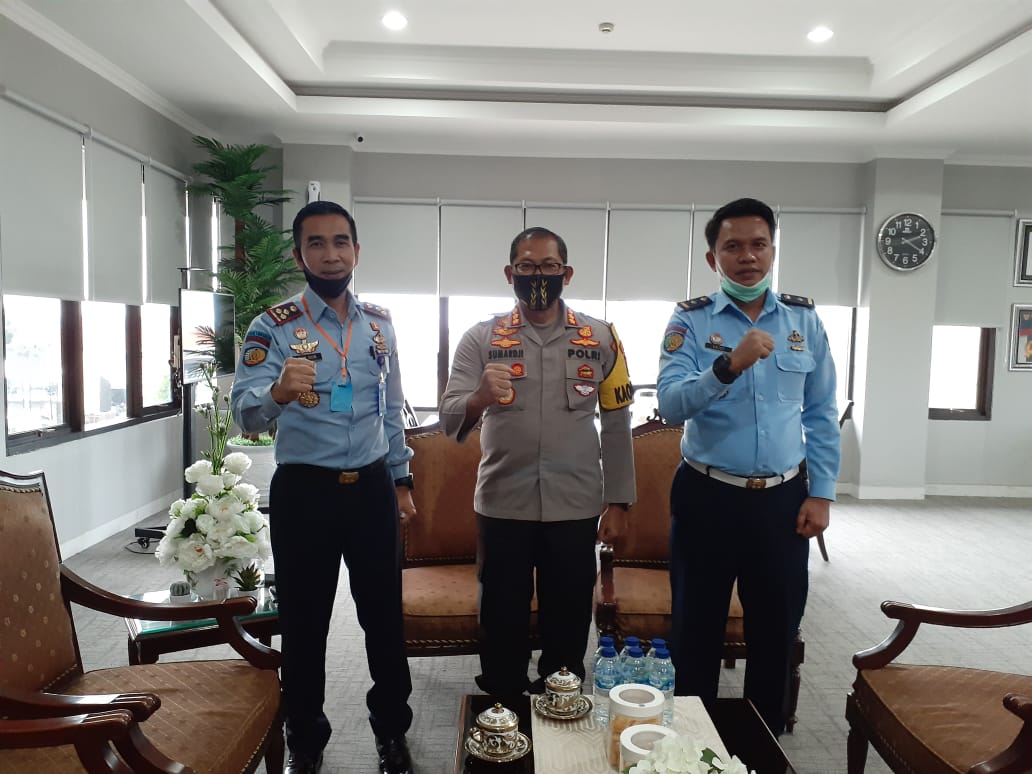 Kalapas Kelas I Surabaya Gun Gun Gunawan bersama KPLP ketika berkunjung ke Mapolresta Sidoarjo, Senin (6/7/2020).
