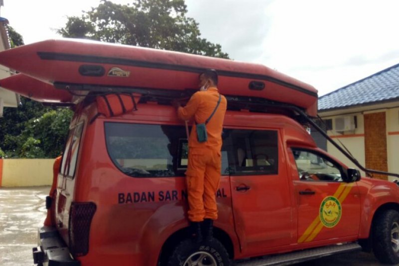 Tim Basarnas Nias yang akan melakukan pencarian terhadap nelayan yang hilang (ANTARA/Irwanto)

