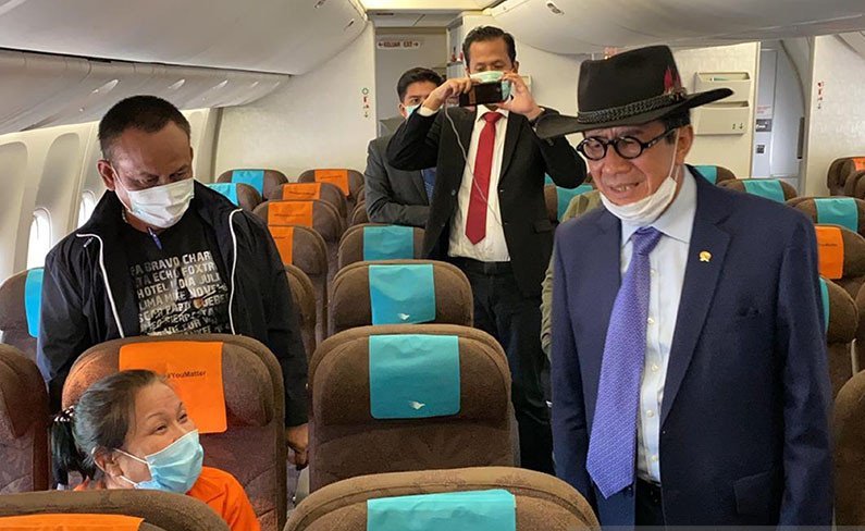 Menteri Hukum dan HAM Yasonna Laoly (kanan) bersama buronan pembobol Bank BNI Maria Pauline Lumowa (kiri depan) di dalam pesawat dalam perjalanan dari Serbia menuju Indonesia, Rabu (8/7/2020). ANTARA/HO-Kementerian Hukum dan HAM/pri.
