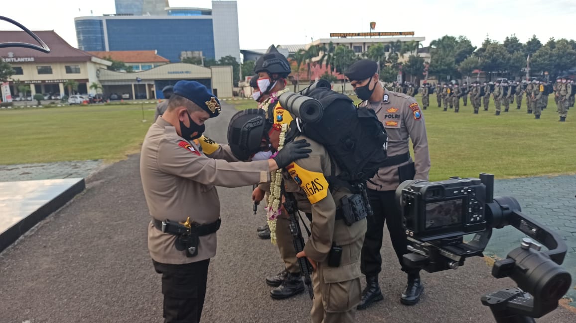 Kapolda Jatim ketika menyambut kedatangan 200 personil Satbrimob Polda Jatim yang telah melaksanakan tugas BKO di Polda Papua, Rabu (8/7/2020).