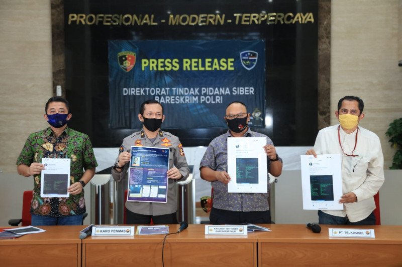 Kasubdit I Direktorat Tindak Pidana Siber Bareskrim Polri Kombes Pol Reinhard Hutagaol (kedua kanan) dan Karo Penmas Polri Brigjen Pol Awi Setiyono (kedua kiri) dalam konferensi pers penangkapan pelaku ilegal akses data pelanggan Telkomsel, Jumat (10/7)