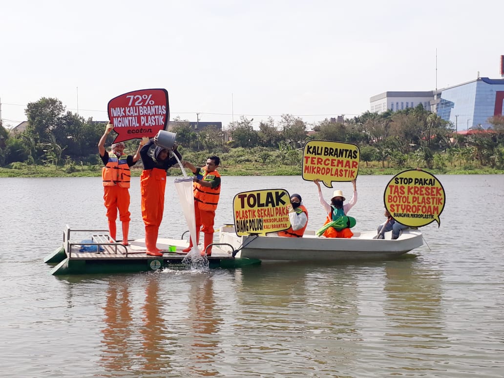 Aktifis Lembaga Kajian Ekologi dan Konservasi Lahan Basah (Ecoton) ketika menggelar aksi tolak plastik sekali pakai di Sungai Brantas, Minggu (12/7/2020).