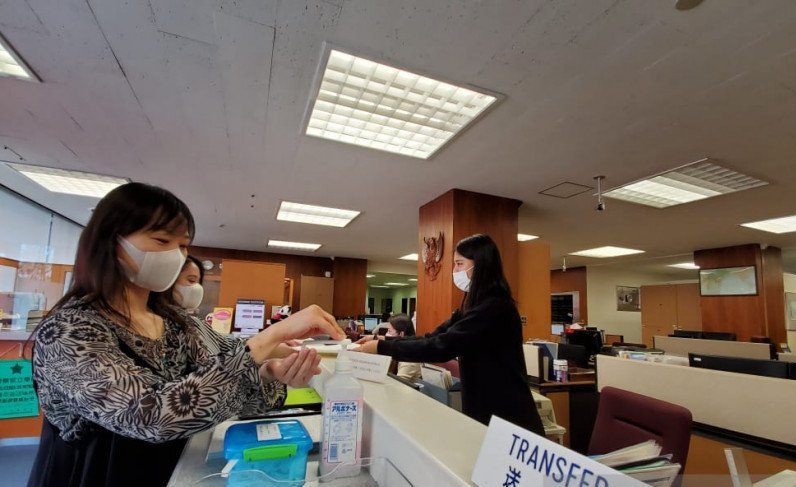 Petugas BNI melayani nasabah di salah satu kantor cabang luar negeri. (ANTARA/HO-BNI)

