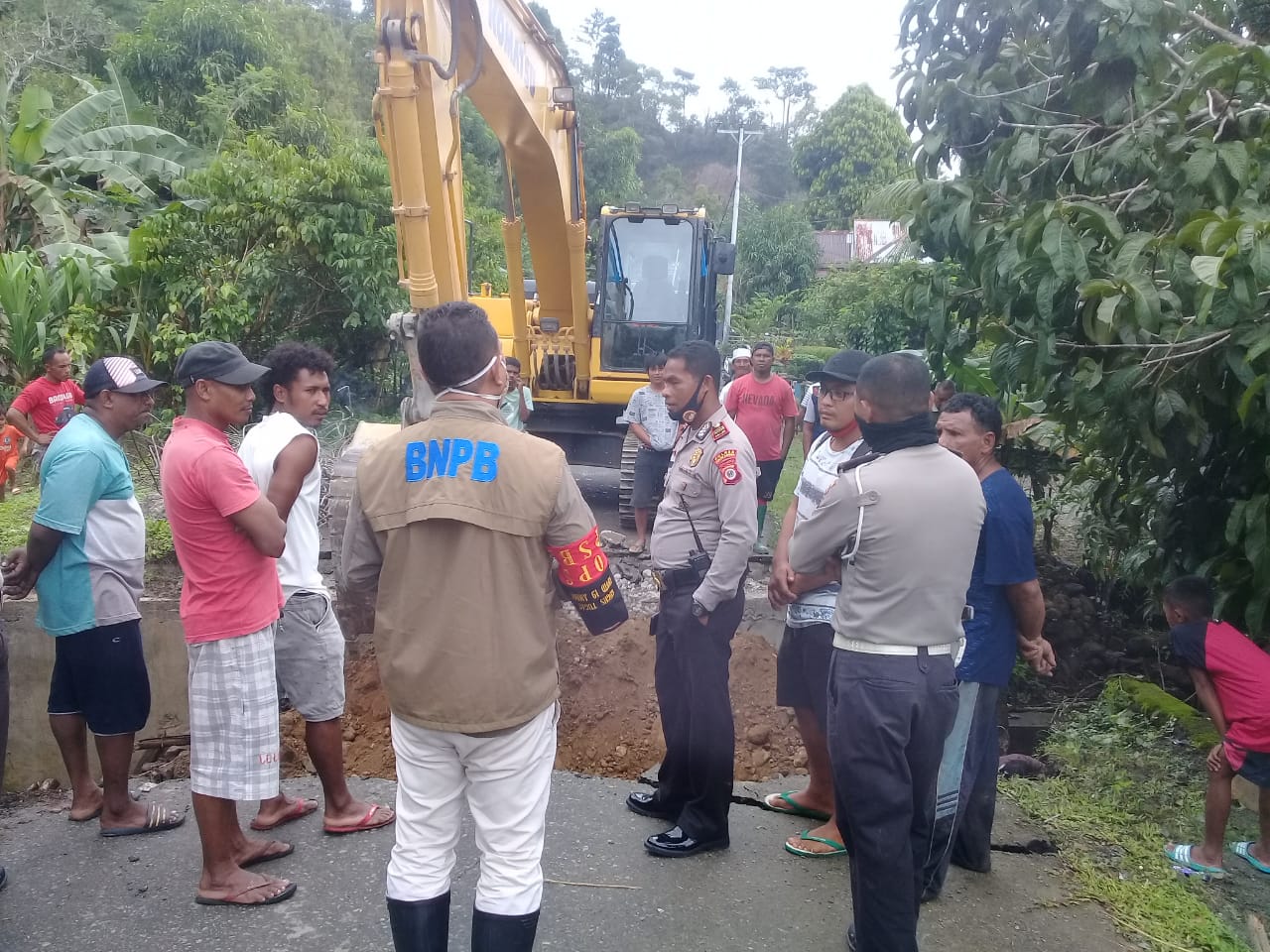 Ruas jalan di Kompleks Walaha Desa Negeri Lima, Kec Lehitu, Kab Malulu ambruk pada Senin (13/7) pukul  05.00 WIT.