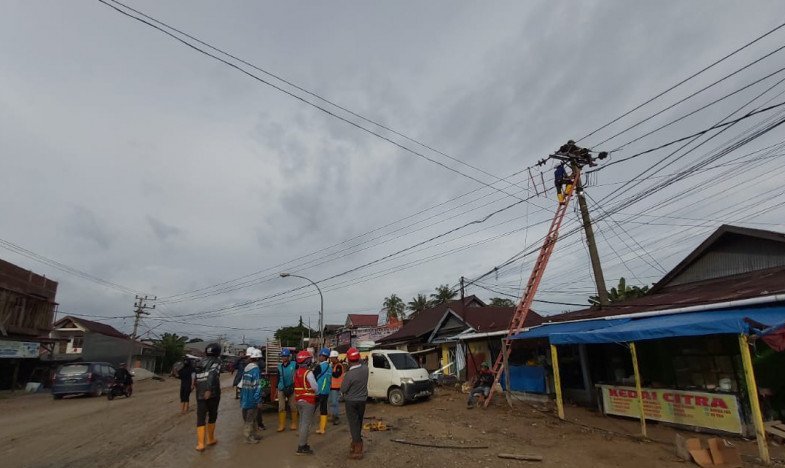 Petugas PLN UIW Sulselrabar saat melakukan penormalan kembali terhadap gardu listrik di Luwu Utara akibat dari terjangan banjir bandang dan tanah longsor, Selasa (14/07/2020). ANTARA Foto/HO-Humas PLN Sulselrabar

